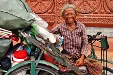 A female informal street waste picker, known as Edjaj in Khmer language