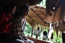 Chhang Kheang braids her daughter’s hair