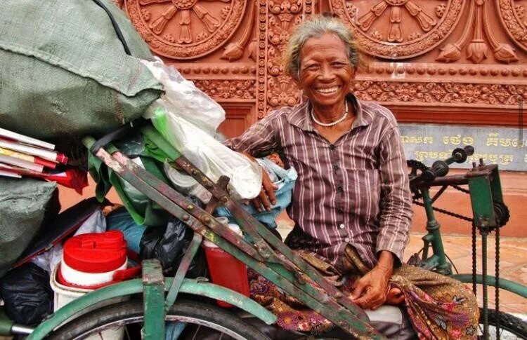 A female informal street waste picker, known as Edjaj in Khmer language 