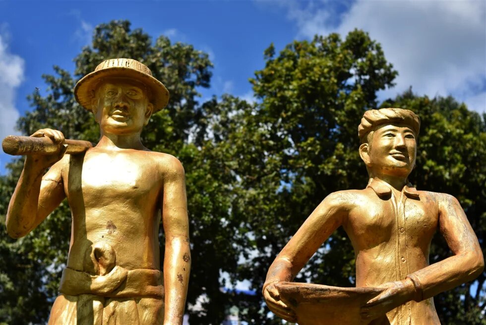 Statues in Rovieng commune 