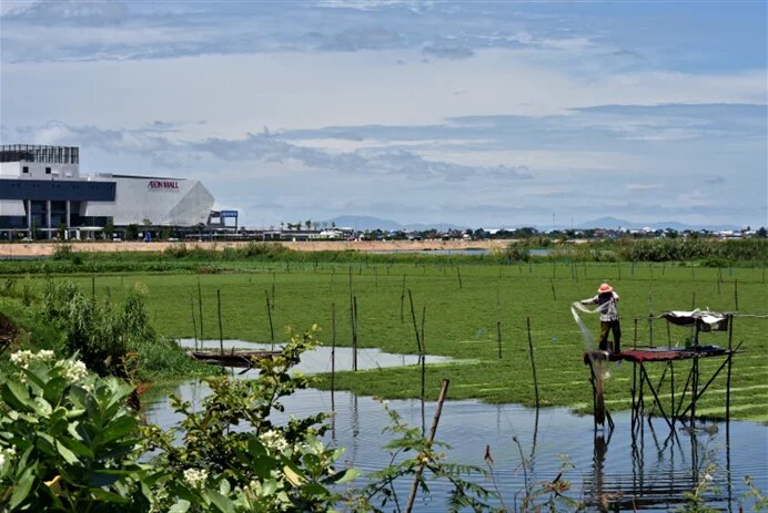 A fisher at Boeng Tompun 