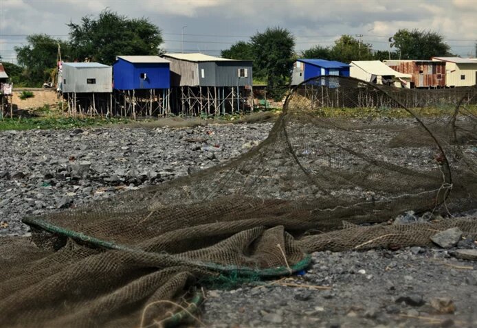 Residents around Boeng Tamok 