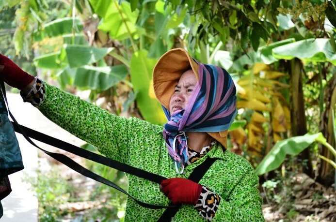 Tona buys fresh vegetables from farms in her community to sell to buyers at Phnom Penh’s Phsar Damkor.