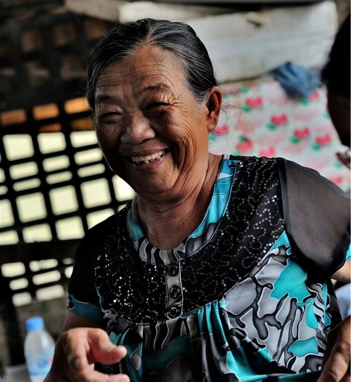 Siem E sells samlor korko at an affordable price, providing a nutritious meal for residents in Phnom Penh’s Boeung Tompun area. 