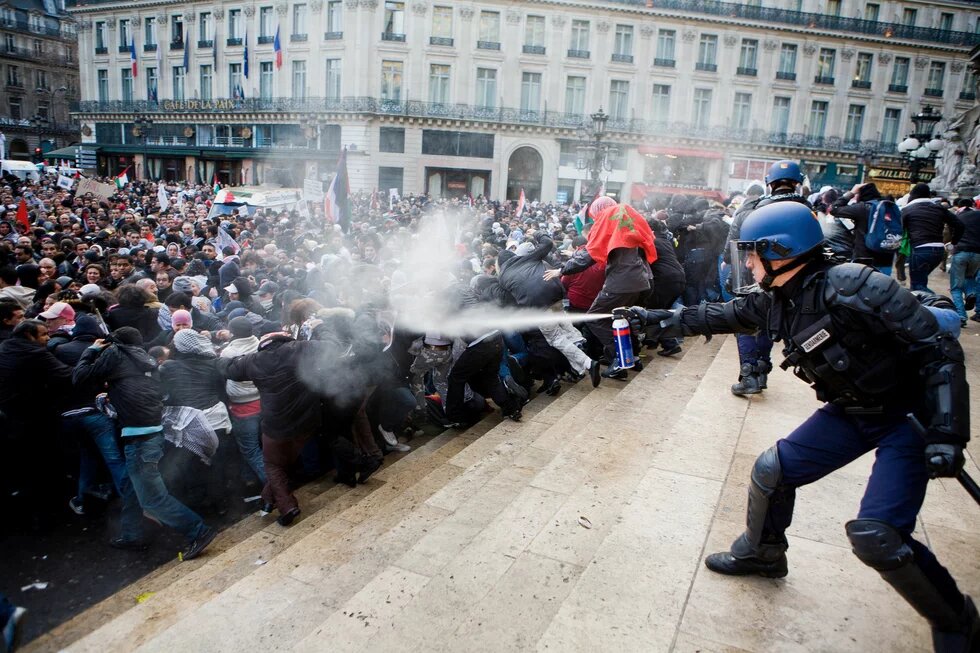 Policeman uses pepper spray against protesters in France Policeman uses pepper spray against protesters in France